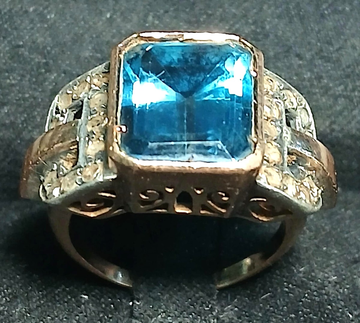 Art Deco Gold Ring With A Blue Topaz Set Among Diamonds. A 1930s Italian Design. Weight: 7.5g.