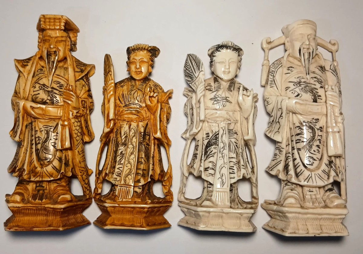 Complete Carved Ivory Chessboard With 32 Pieces