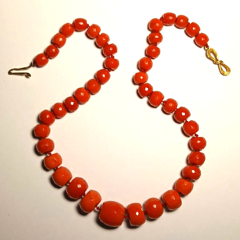  Collier de corail facetté. Sciacca, début du XIXe siècle. Pendentif en or en forme de nœud.-photo-2