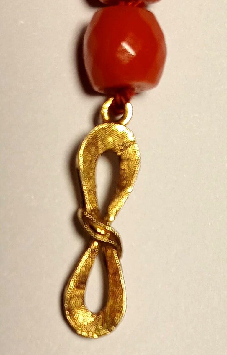  Collier de corail facetté. Sciacca, début du XIXe siècle. Pendentif en or en forme de nœud.-photo-4