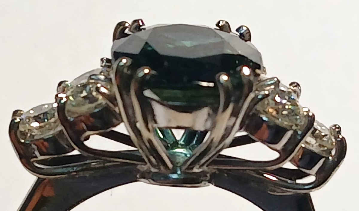 Anello con  Zaffiro kt. 1,70 e brillanti kt.0,80. Montatura in oro bianco 18 kt.(mis 15)-photo-3