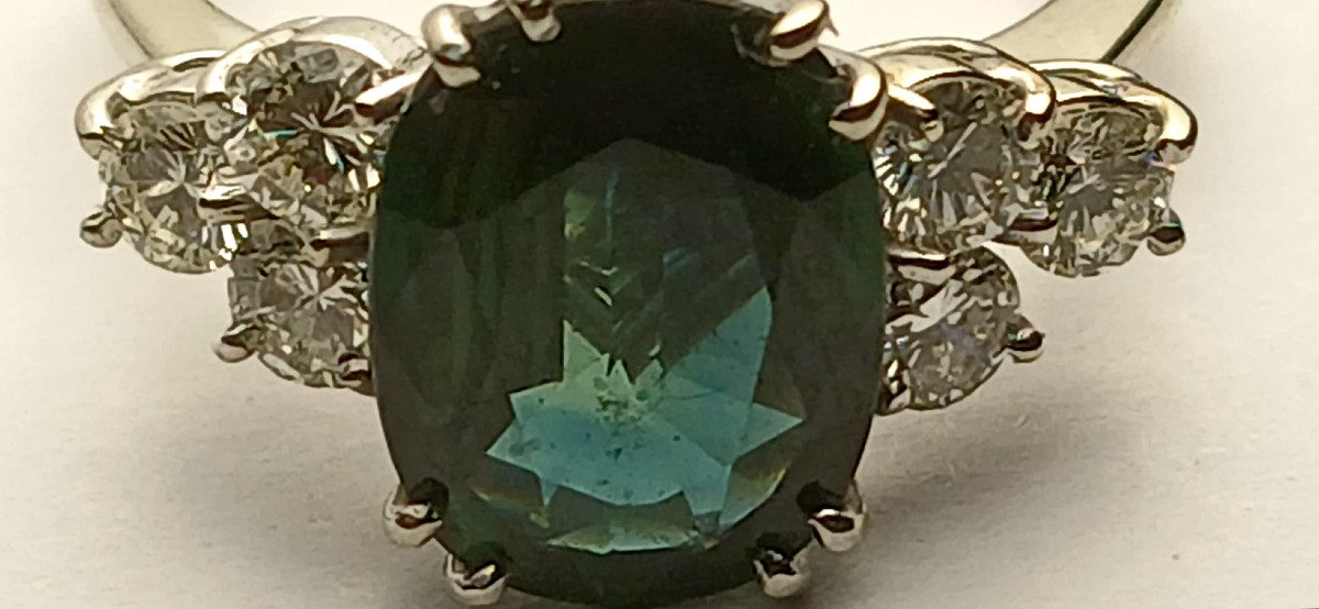 Anello con  Zaffiro kt. 1,70 e brillanti kt.0,80. Montatura in oro bianco 18 kt.(mis 15)-photo-4