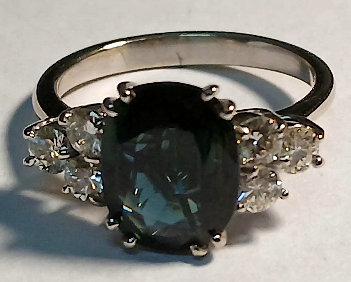 Anello con  Zaffiro kt. 1,70 e brillanti kt.0,80. Montatura in oro bianco 18 kt.(mis 15)
