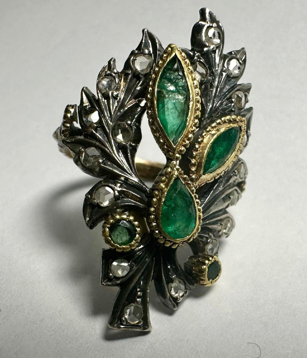 Bague en or de style baroque avec coupelle, diamants et émeraudes. Sicile, années 1930. -photo-2
