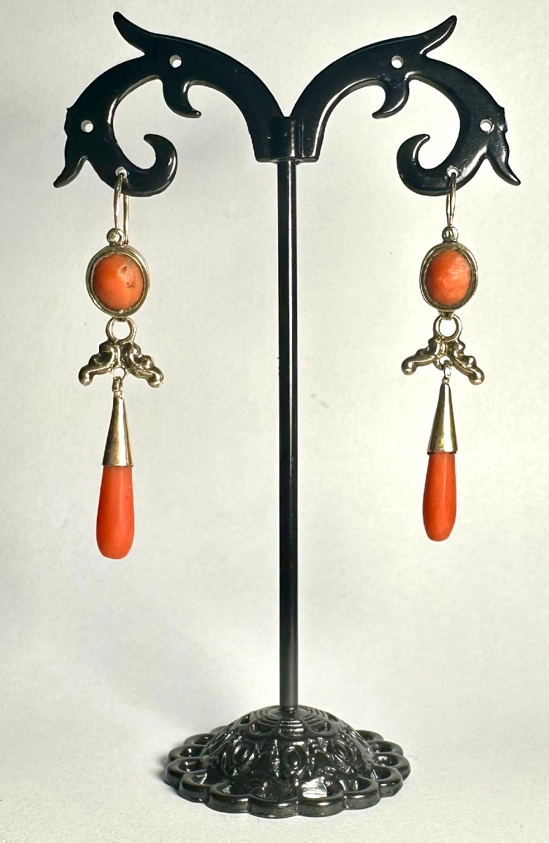  Boucles d'oreilles trois pièces en or et corail. Style Trapani, fin du XVIIIe siècle. (cm.5)
