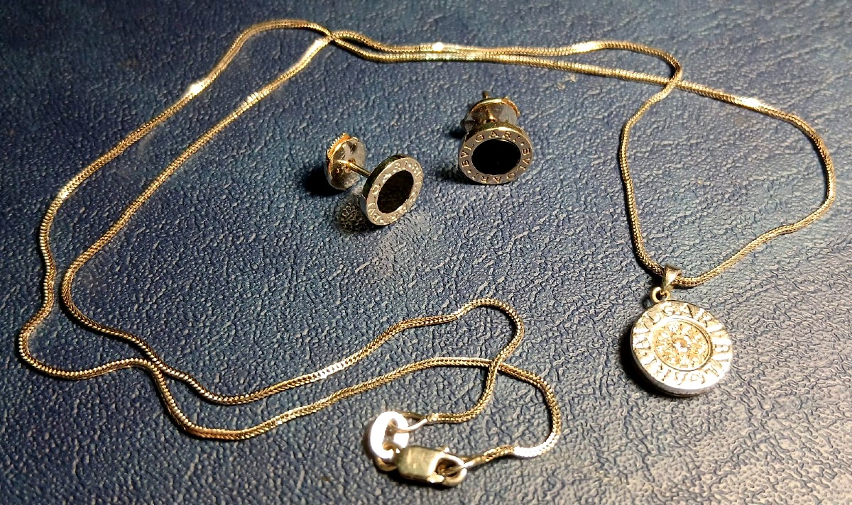 Bulgari - 1) Pendant Kt. 0.16 (and Necklace) - And - Bulgari -2) Earrings In Gold And Onyx. -photo-1