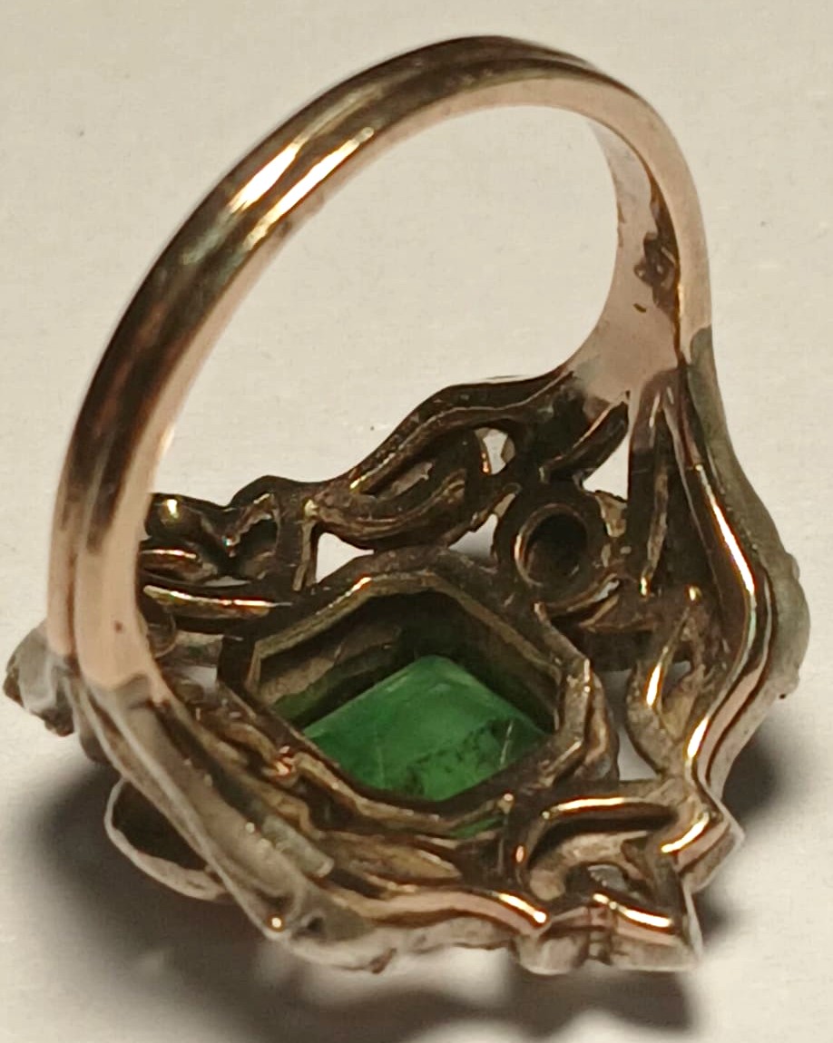  Bague en or et coupelle ornée d'une émeraude de 2,20 kt et de diamants. Poids : 5,8 g.  -photo-2