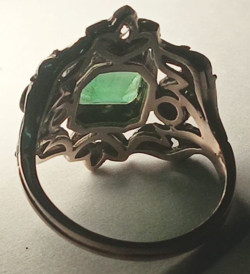  Bague en or et coupelle ornée d'une émeraude de 2,20 kt et de diamants. Poids : 5,8 g.  -photo-3
