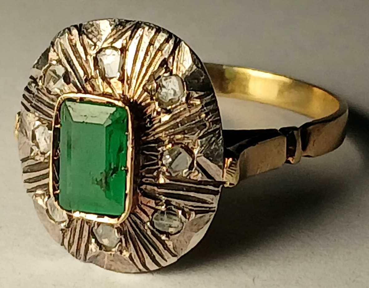 Bague en or 18 carats avec coupe en émeraude et diamants. 5 grammes - vers 1930 