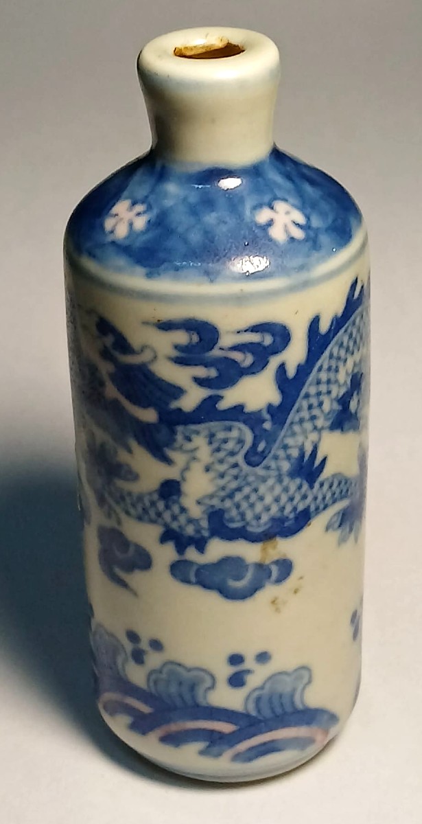  89 / 5,000 Small Chinese Porcelain Vase With Dragon Decoration. Qing Dynasty, Qianlong Reign. -photo-3