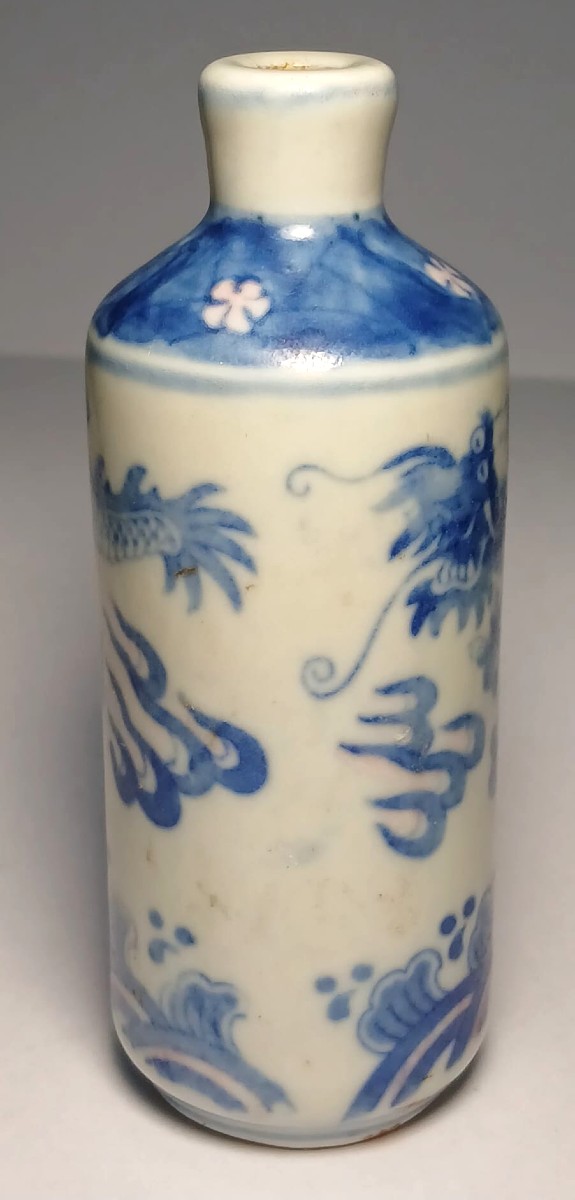  89 / 5,000 Small Chinese Porcelain Vase With Dragon Decoration. Qing Dynasty, Qianlong Reign. -photo-4
