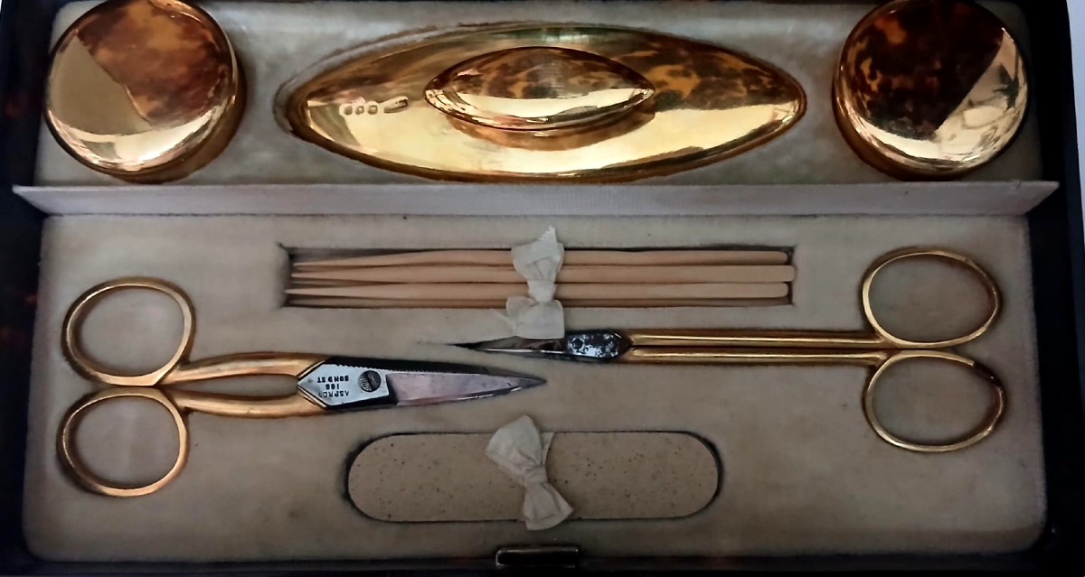 Asprey & Co. Necessaire en argent plaqué or, dans un étui en écaille de tortue - Londres  22'-photo-1