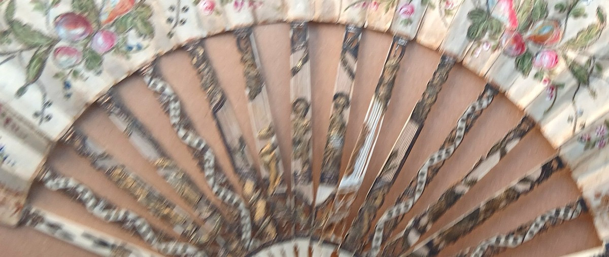Louis XVI fan in painted satin, with gilt and carved ribs. -photo-3