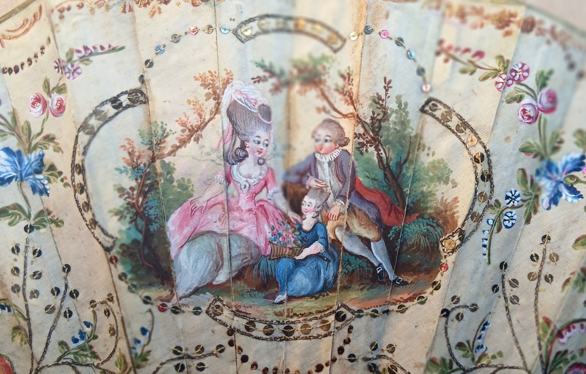 Louis XVI fan in painted satin, with gilt and carved ribs. -photo-4