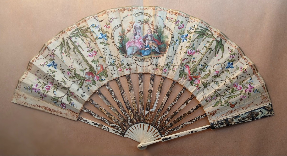 Louis XVI fan in painted satin, with gilt and carved ribs. 