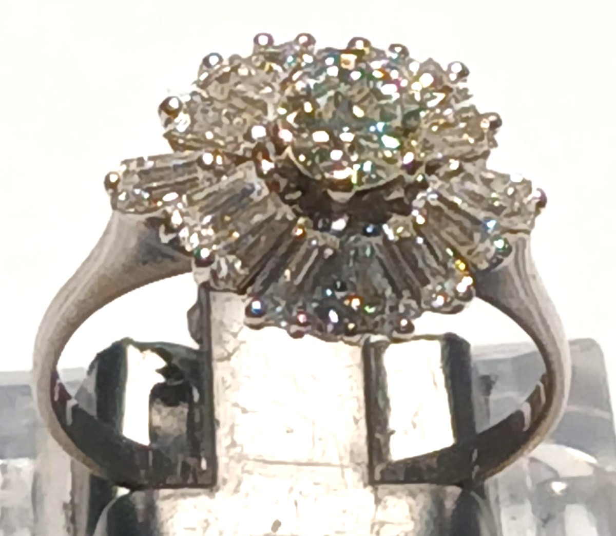 18 Kt Gold Ring With 14 Pure White Baguette Diamonds For 2.20 Kt. And A 0.32 Kt Diamond-photo-3