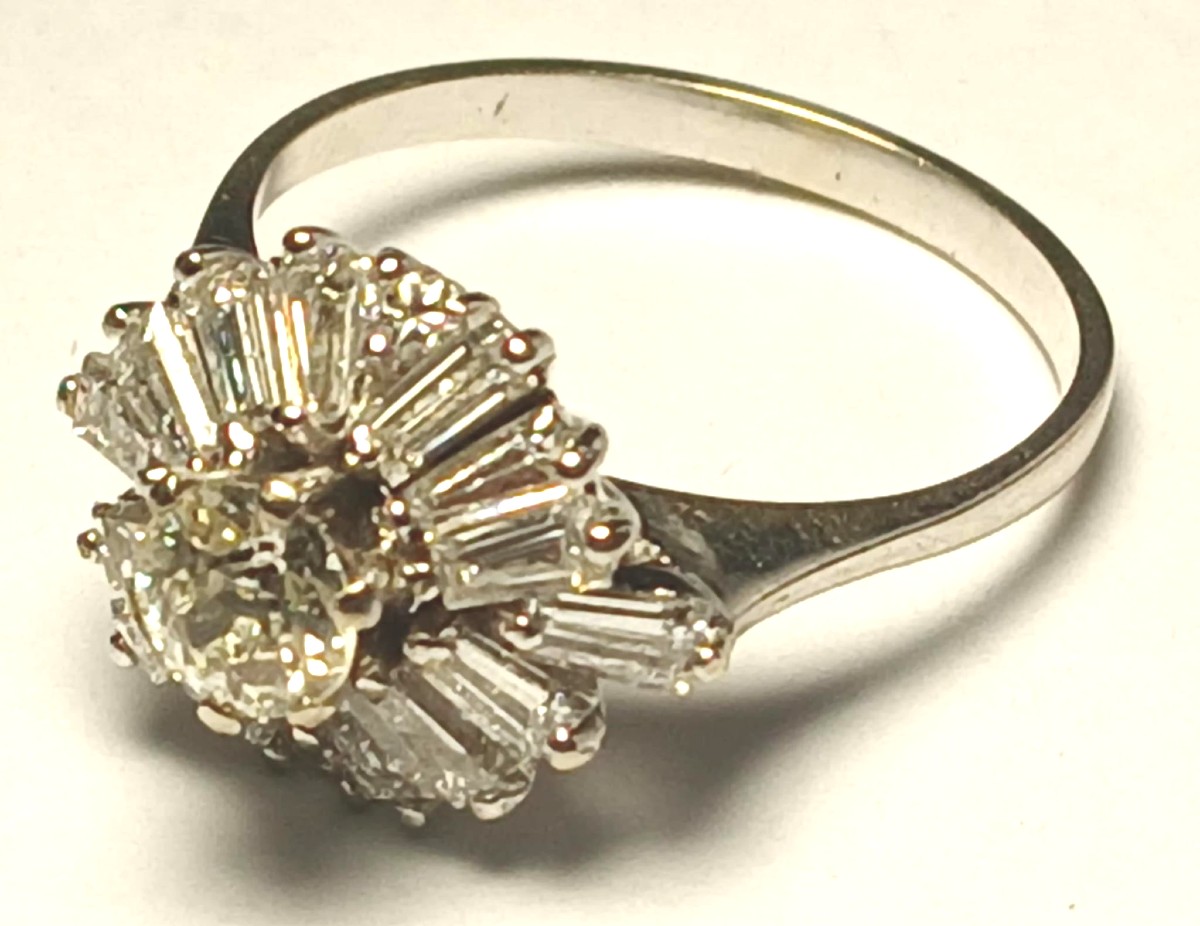 18 Kt Gold Ring With 14 Pure White Baguette Diamonds For 2.20 Kt. And A 0.32 Kt Diamond-photo-4