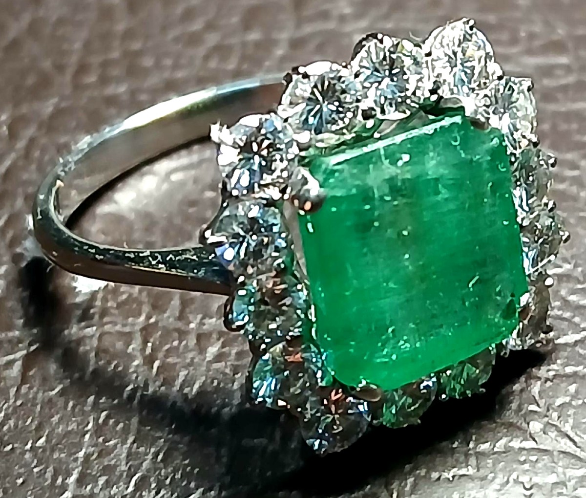 1960s 18k Gold Ring With An Emerald Of Approximately 3.80 Carats And 2.20 Diamonds-photo-2