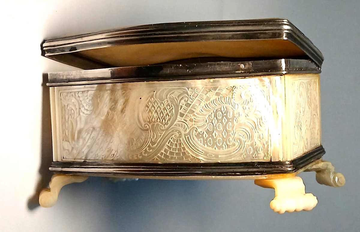 Rococo Silver And Mother-of-pearl Box. A Refined Curiosity Piece – France Of Louis XIV.-photo-2