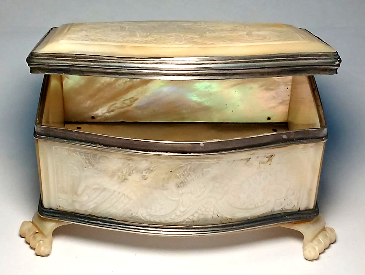 Rococo Silver And Mother-of-pearl Box. A Refined Curiosity Piece – France Of Louis XIV.-photo-3