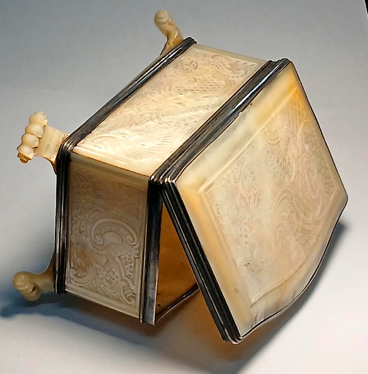 Rococo Silver And Mother-of-pearl Box. A Refined Curiosity Piece – France Of Louis XIV.-photo-4