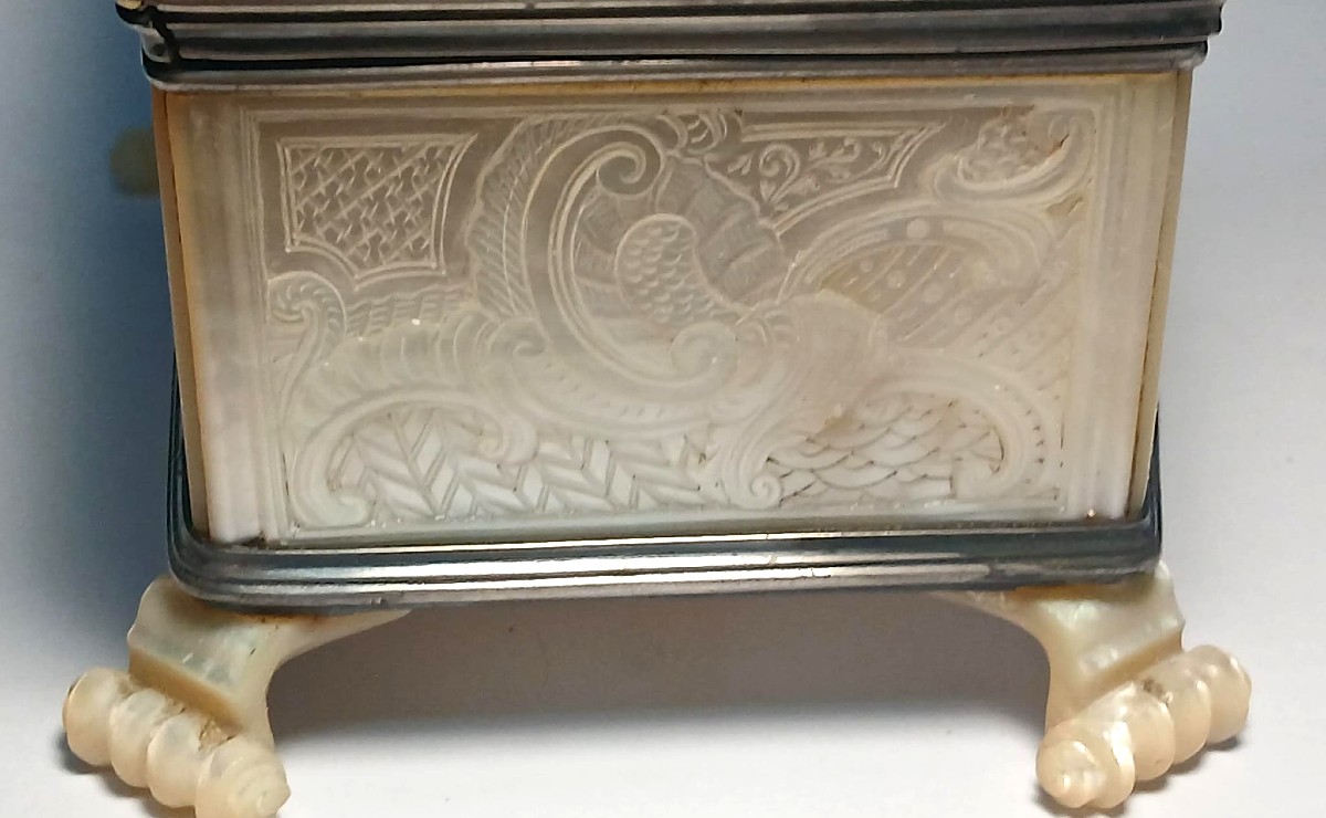 Rococo Silver And Mother-of-pearl Box. A Refined Curiosity Piece – France Of Louis XIV.-photo-3