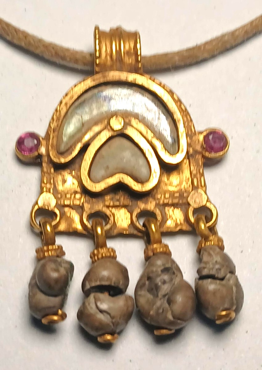  Une amulette en or ornée de quatre petits bézoards. Cet objet était réputé magique  