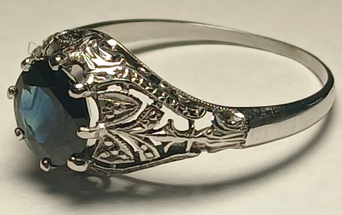  Bague Art nouveau ornée d'un saphir d'environ 1,05 carat. Monture en or blanc ajouré. 1910-20-photo-4