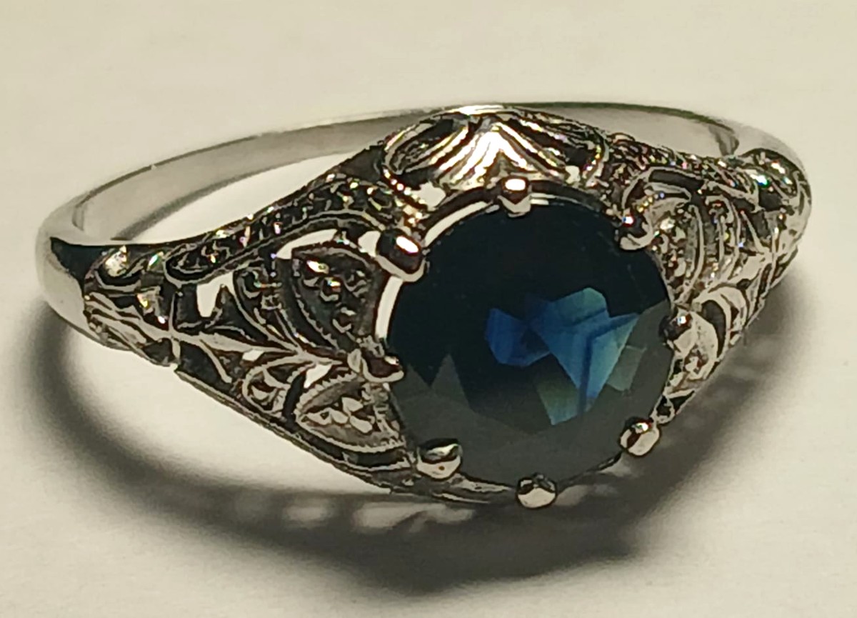  Bague Art nouveau ornée d'un saphir d'environ 1,05 carat. Monture en or blanc ajouré. 1910-20