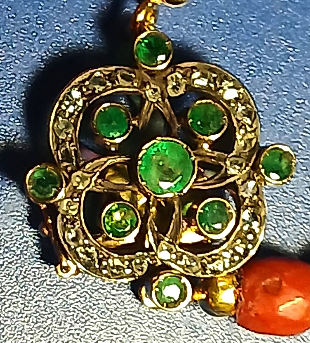 Collier méditerranéen en corail, orné d'or, de diamants et d'émeraudes. Sicile, début du XXe si-photo-2