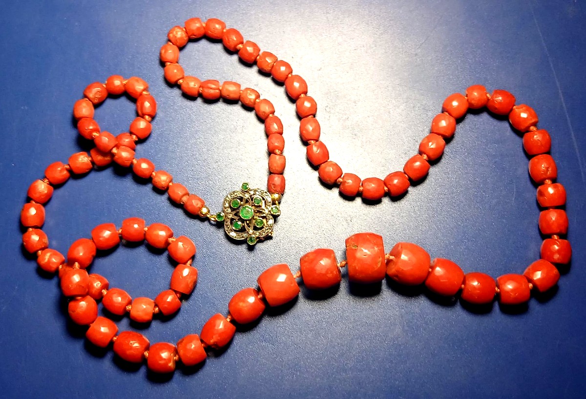 Collier méditerranéen en corail, orné d'or, de diamants et d'émeraudes. Sicile, début du XXe si-photo-1