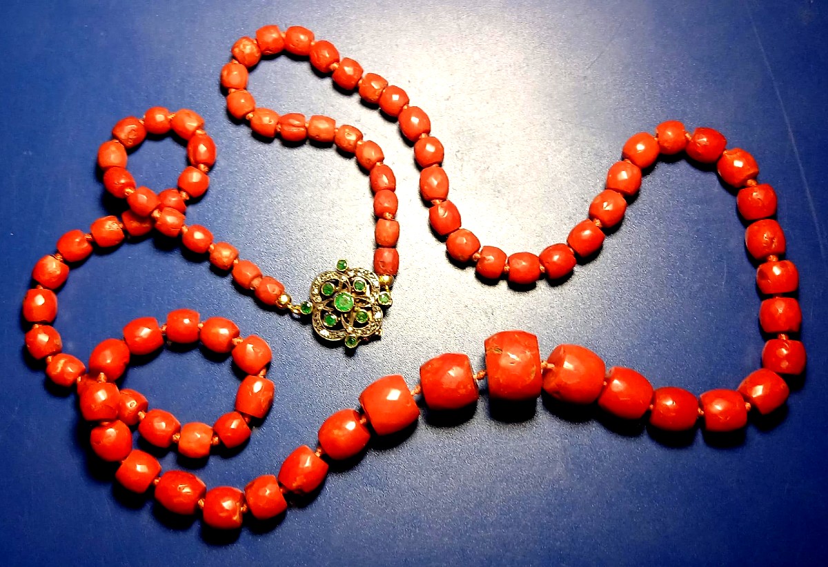 Collier méditerranéen en corail, orné d'or, de diamants et d'émeraudes. Sicile, début du XXe si
