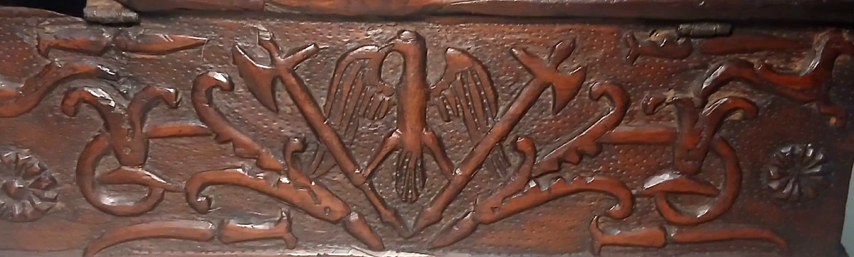 Coffret Médicis orné de l'emblème du bouclier à six sphères. Italie, XIIIe-XIVe siècle.-photo-6