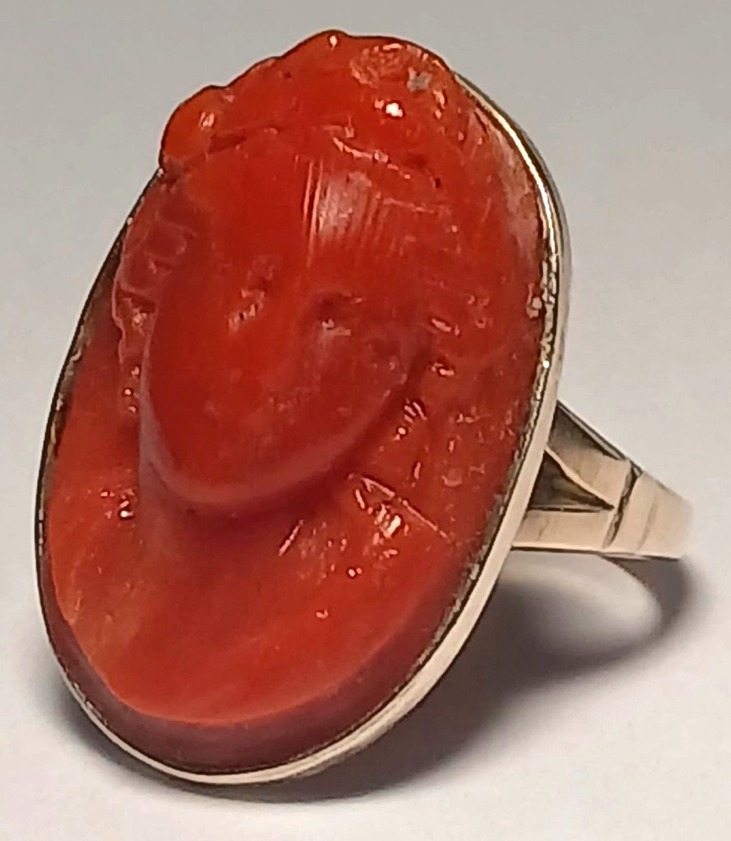 Bague « visage de femme » du XVIIIe siècleornée d'un camée en corail de Trapani et sertie d'or-photo-2