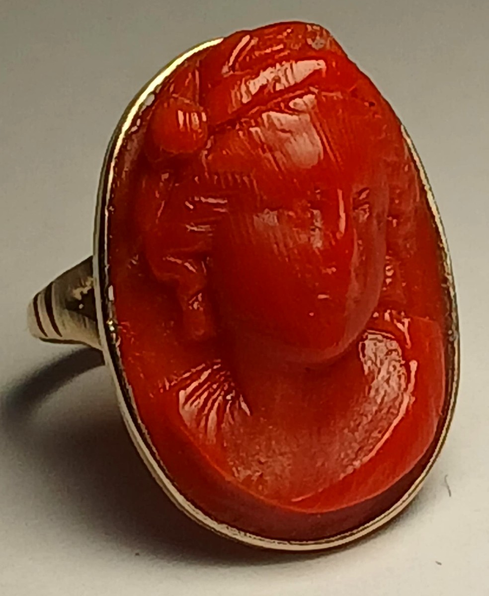  "woman's Face" Ring Adorned With A Trapani Coral Cameo And Set In Gold. 