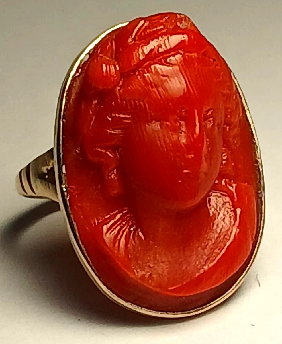 Bague « visage de femme » du XVIIIe siècleornée d'un camée en corail de Trapani et sertie d'or