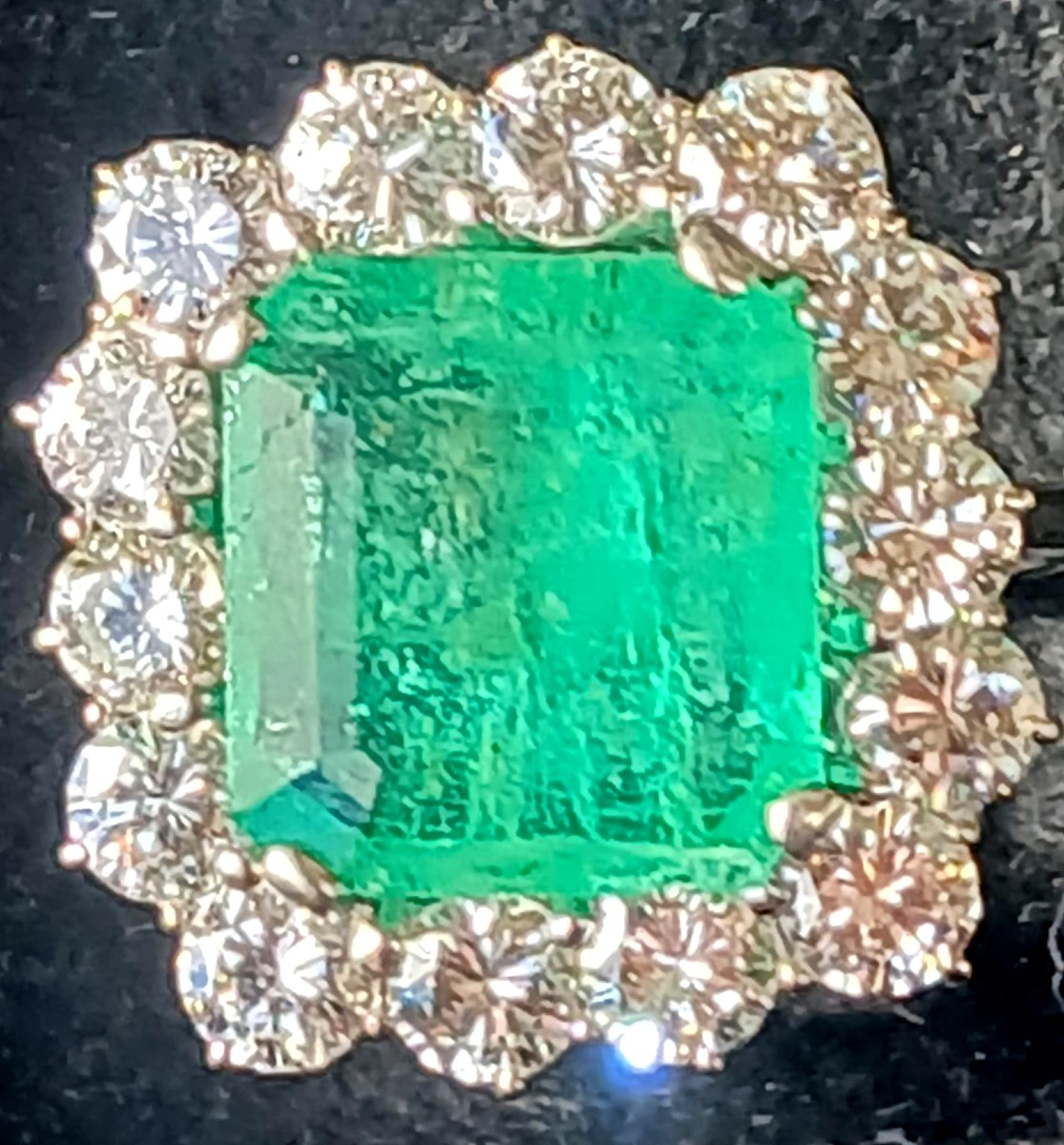 Ring With 4-carat Emerald And 2.10-carat Diamonds In A White Gold Setting, 1960/70-photo-2