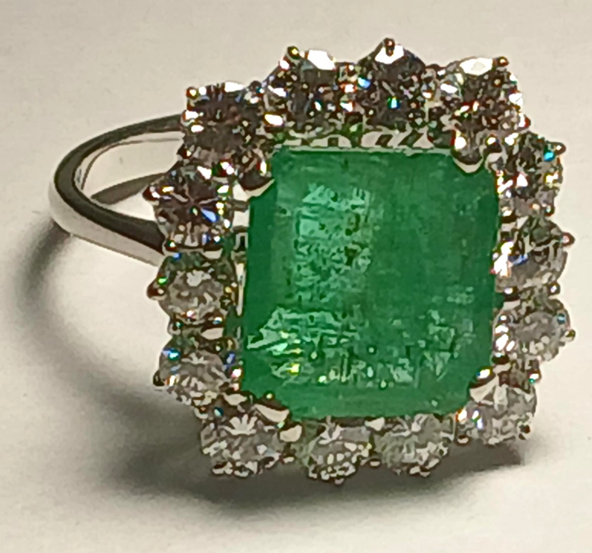 Ring With 4-carat Emerald And 2.10-carat Diamonds In A White Gold Setting, 1960/70-photo-3