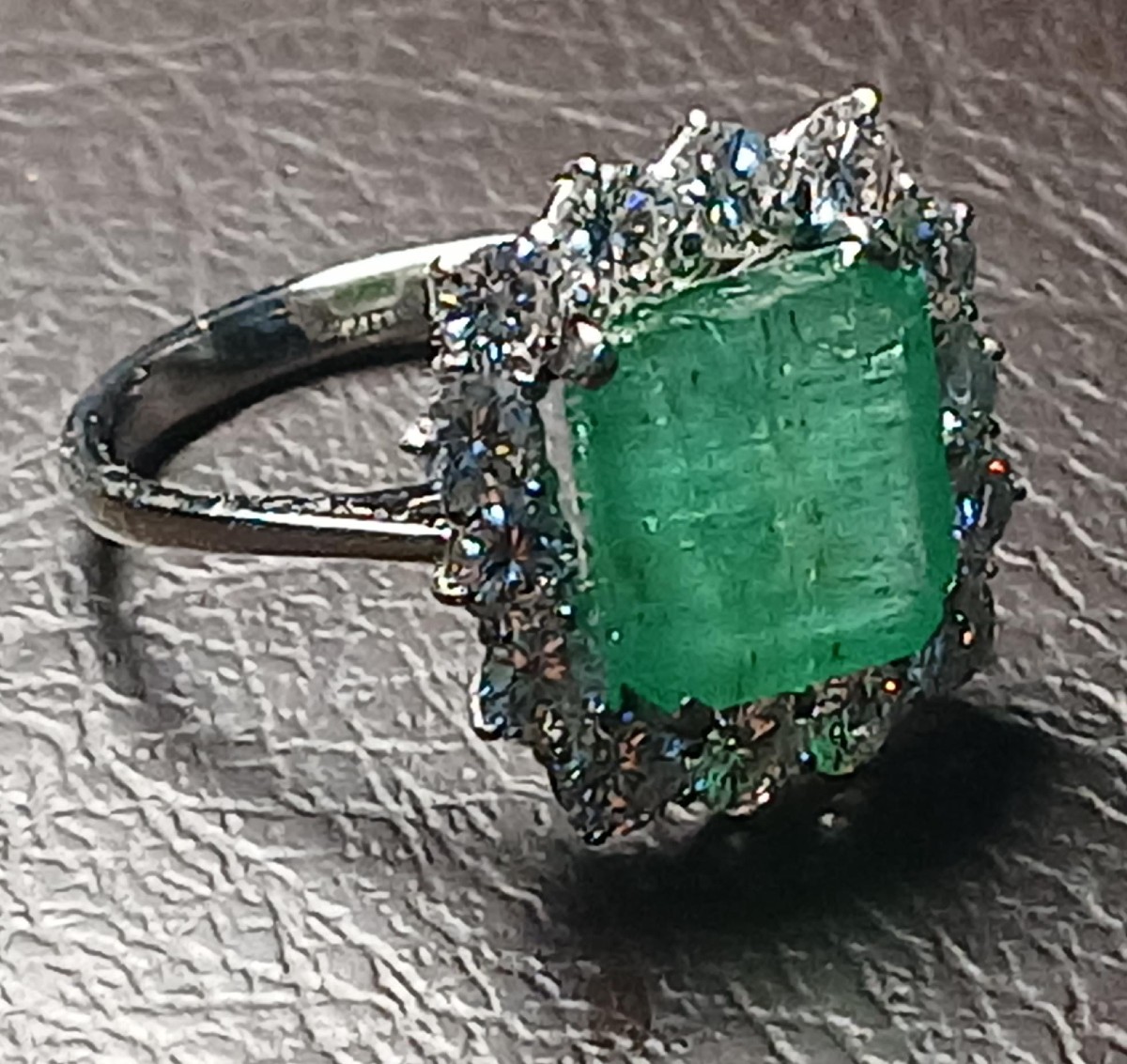 Ring With 4-carat Emerald And 2.10-carat Diamonds In A White Gold Setting, 1960/70-photo-2