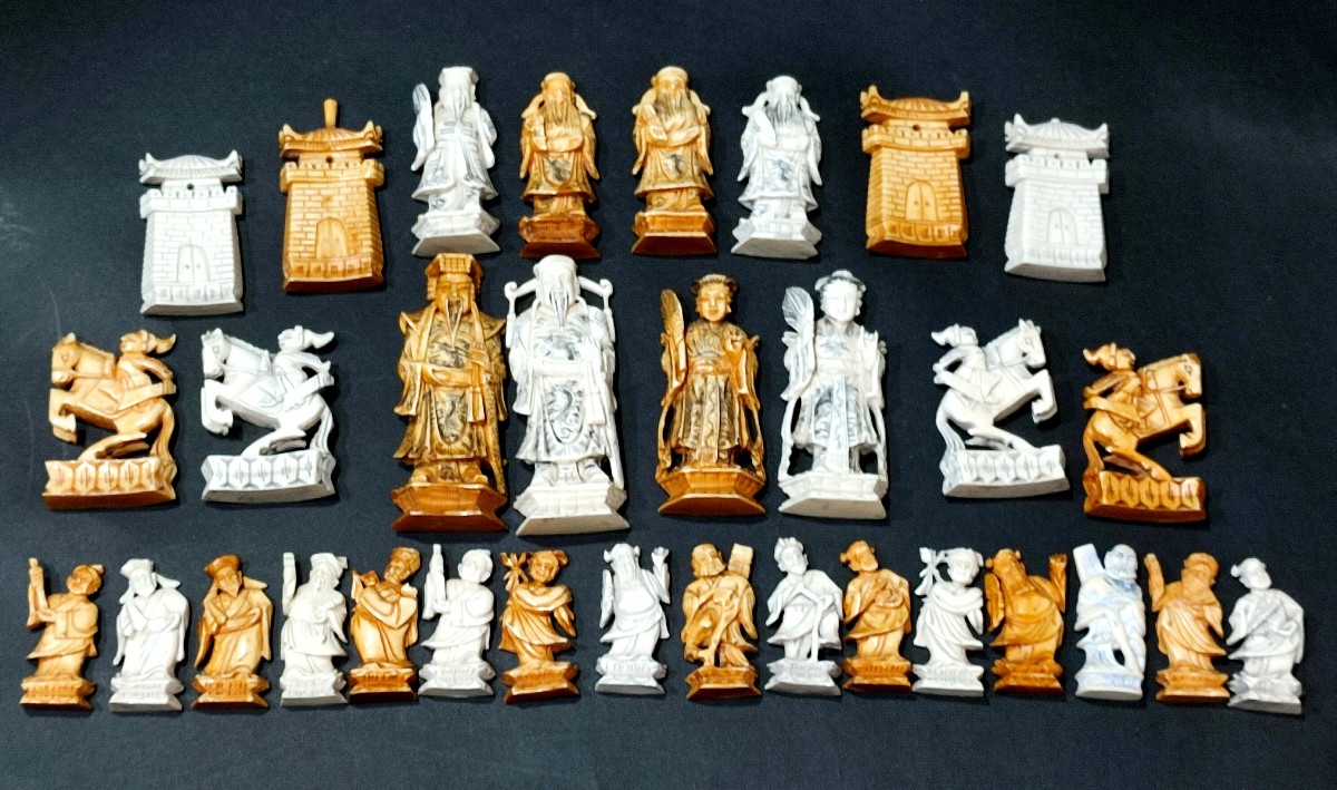 Scacchiera cinese in avorio finemente scolpito per il mercato europeo. Epoca 800'  
