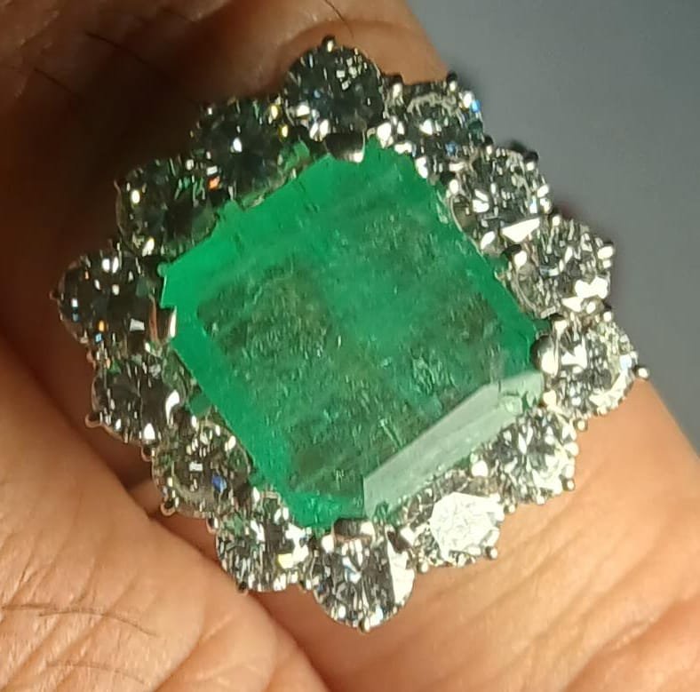 Ring With Natural Emerald Of 4 Carats And White Diamonds Of Approximately 2.00 Carats In 18 Kt -photo-2