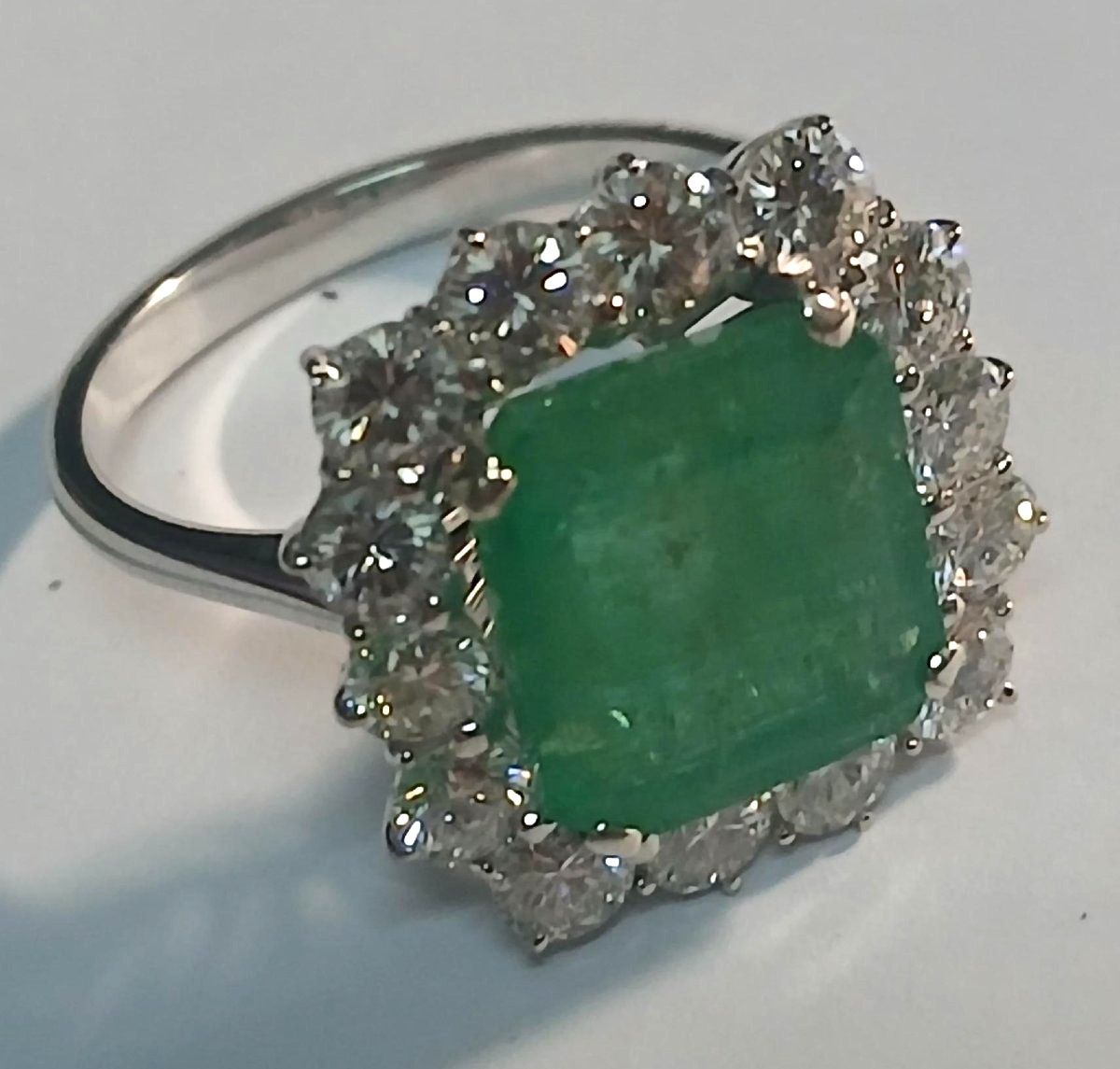 Ring With Natural Emerald Of 4 Carats And White Diamonds Of Approximately 2.00 Carats In 18 Kt -photo-3