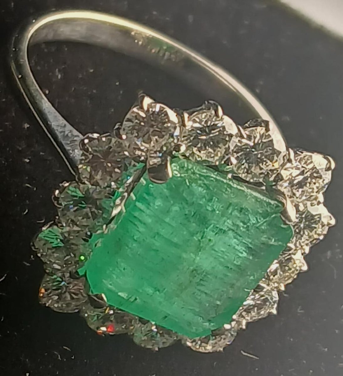 Ring With Natural Emerald Of 4 Carats And White Diamonds Of Approximately 2.00 Carats In 18 Kt -photo-4