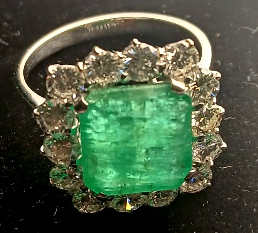 Ring With Natural Emerald Of 4 Carats And White Diamonds Of Approximately 2.00 Carats In 18 Kt 