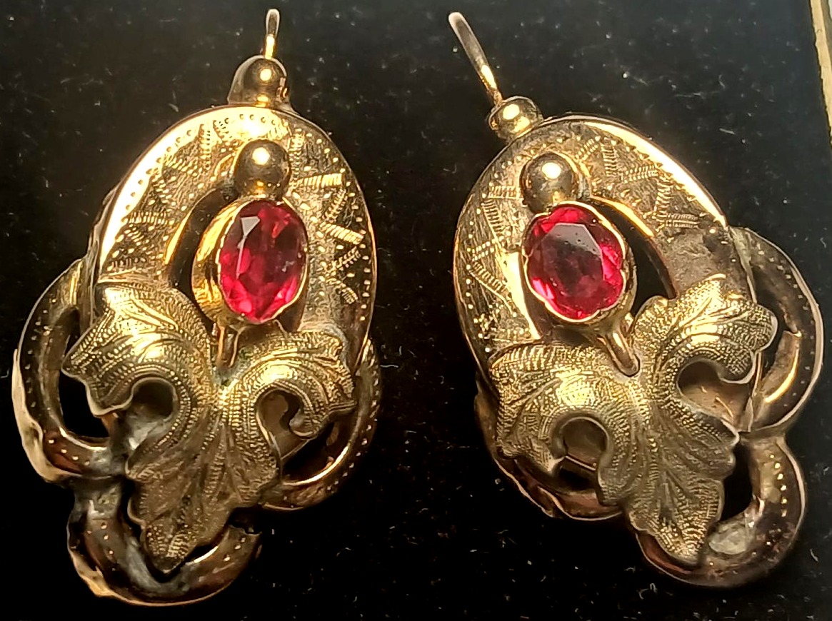  Boucles d'oreilles en or Bourbon et grenat. Italie, 1840-1850.
