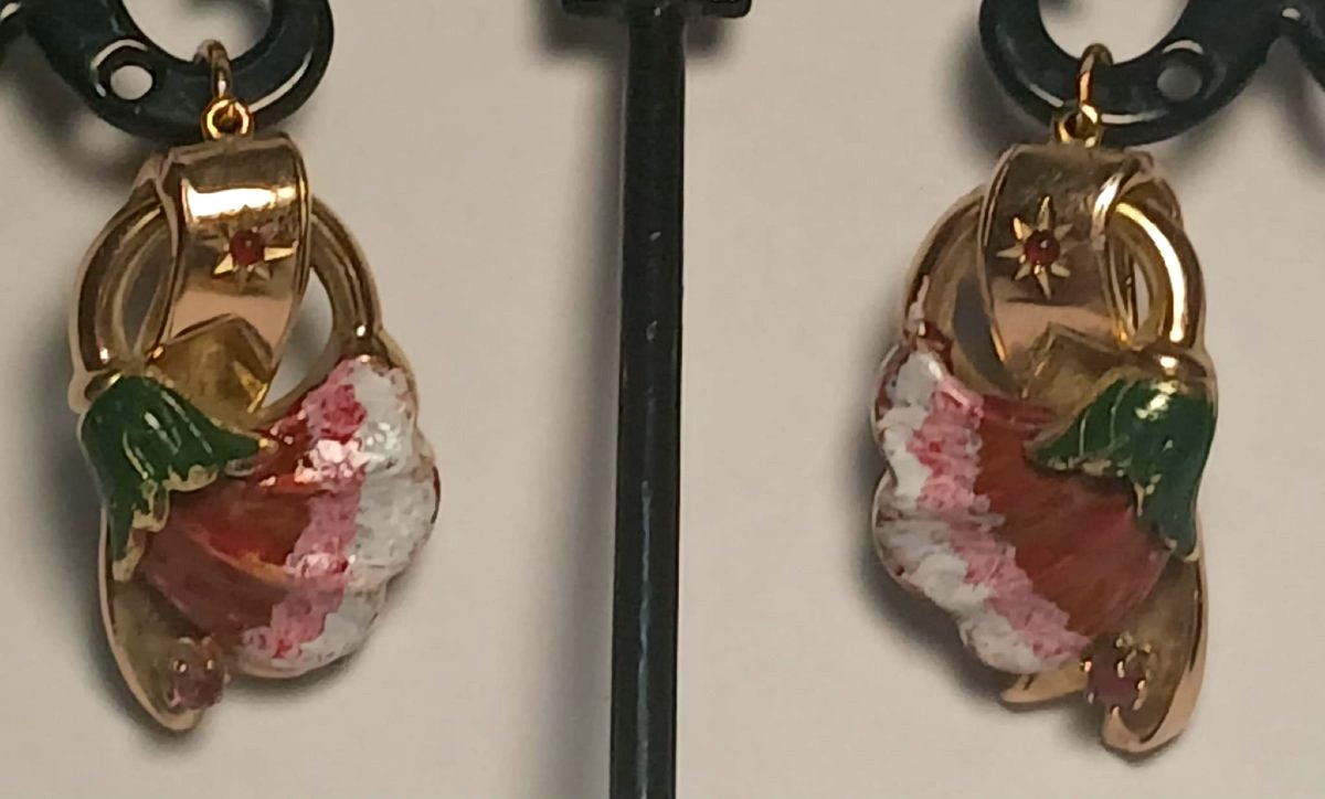  Boucles d'oreilles Art nouveau en or, ornées de fleurs émaillées et de petits rubis. Sicile.