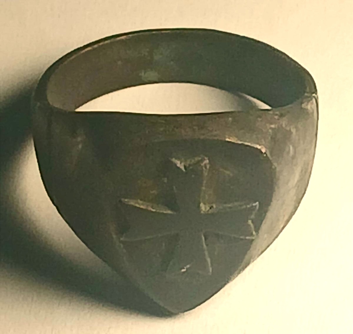 Bague templière en argent ornée d'un écu et d'une croix pattée. Pièce originale, datant du XII -photo-3