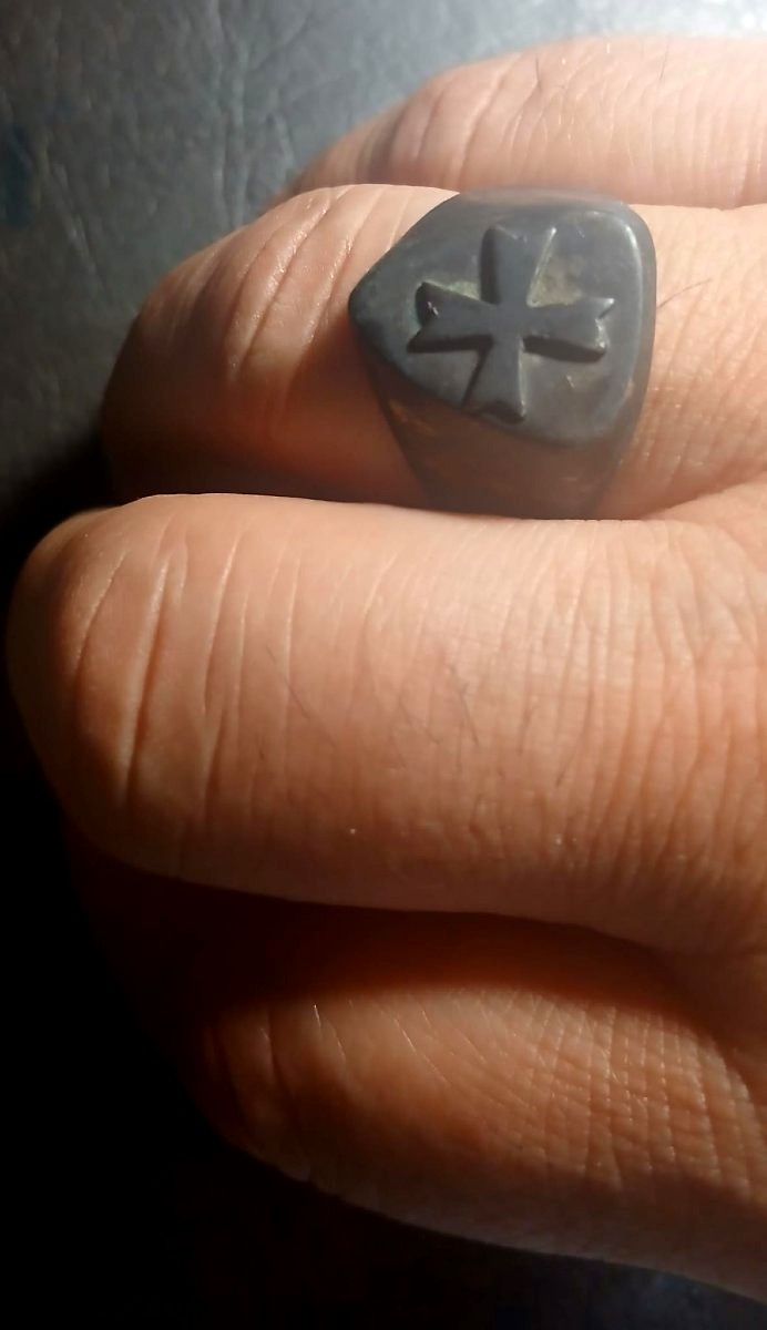 Bague templière en argent ornée d'un écu et d'une croix pattée. Pièce originale, datant du XII 