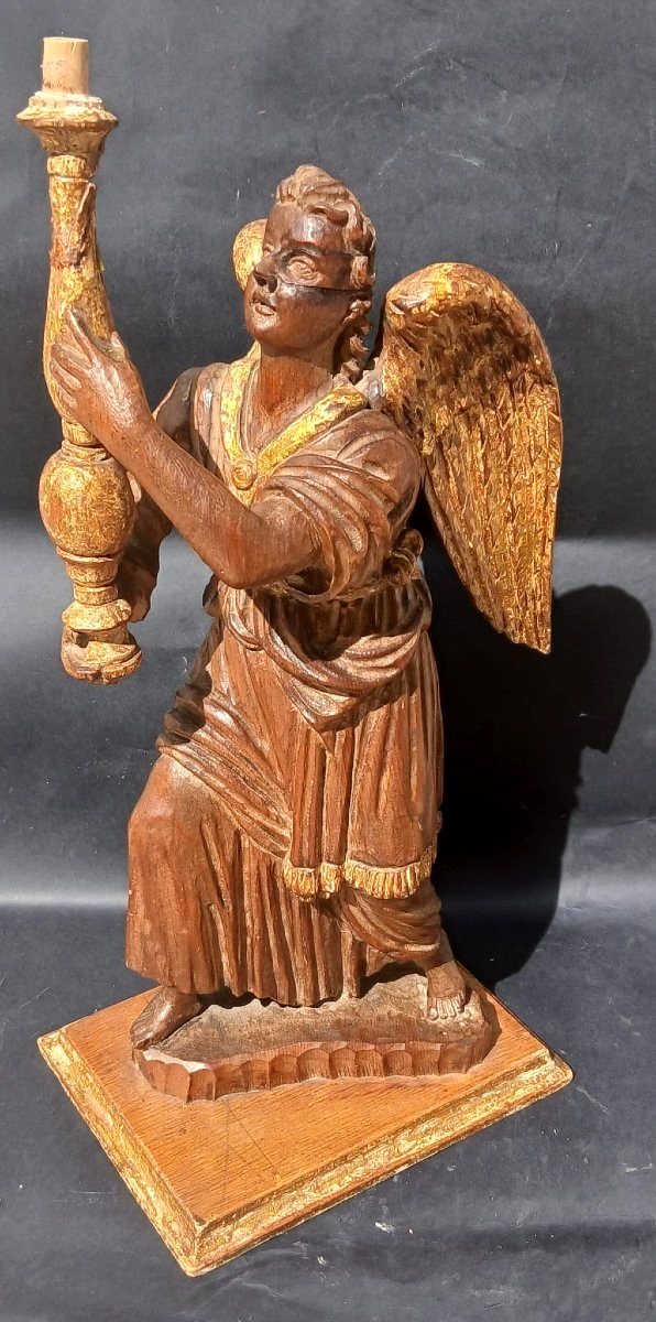 Ange en bois sculpté et doré. Venise, XVIIe siècle (52 cm). 