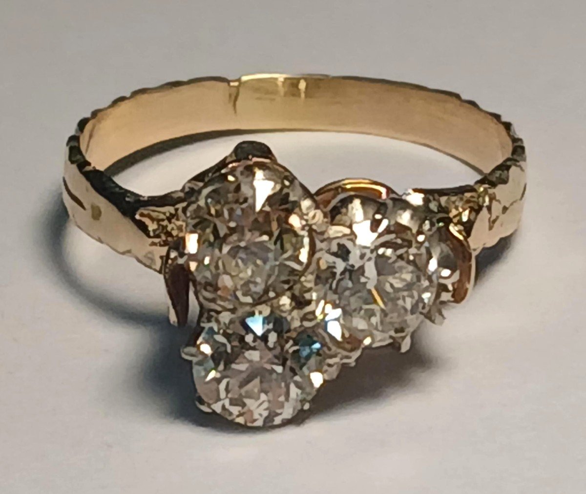Bague Art Nouveau en or sertie de trois diamants, d'un poids total d'environ 1,60 carati.-photo-2